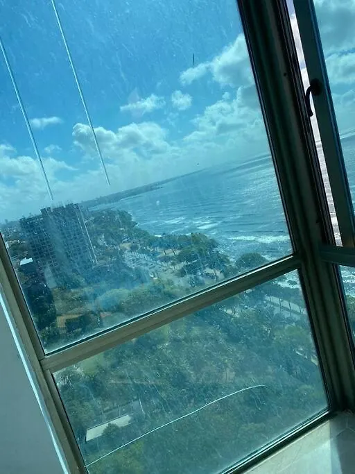 Malecon Vista Mar Habitacion Privada Larimar, サントドミンゴ アパート
